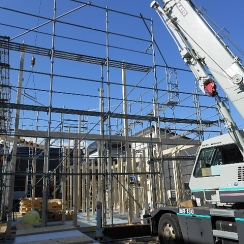 木工事　クレーンによる建て込み開始！