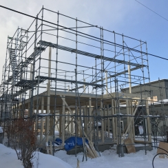 建込工事中。2階床まで進みました。