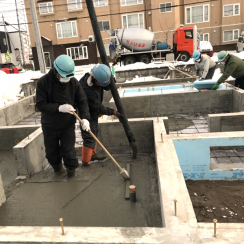 防湿土間コンクリートの打設風景です