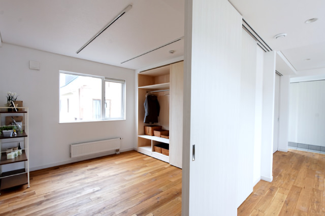 100年「空間」の家 居室 移動式扉